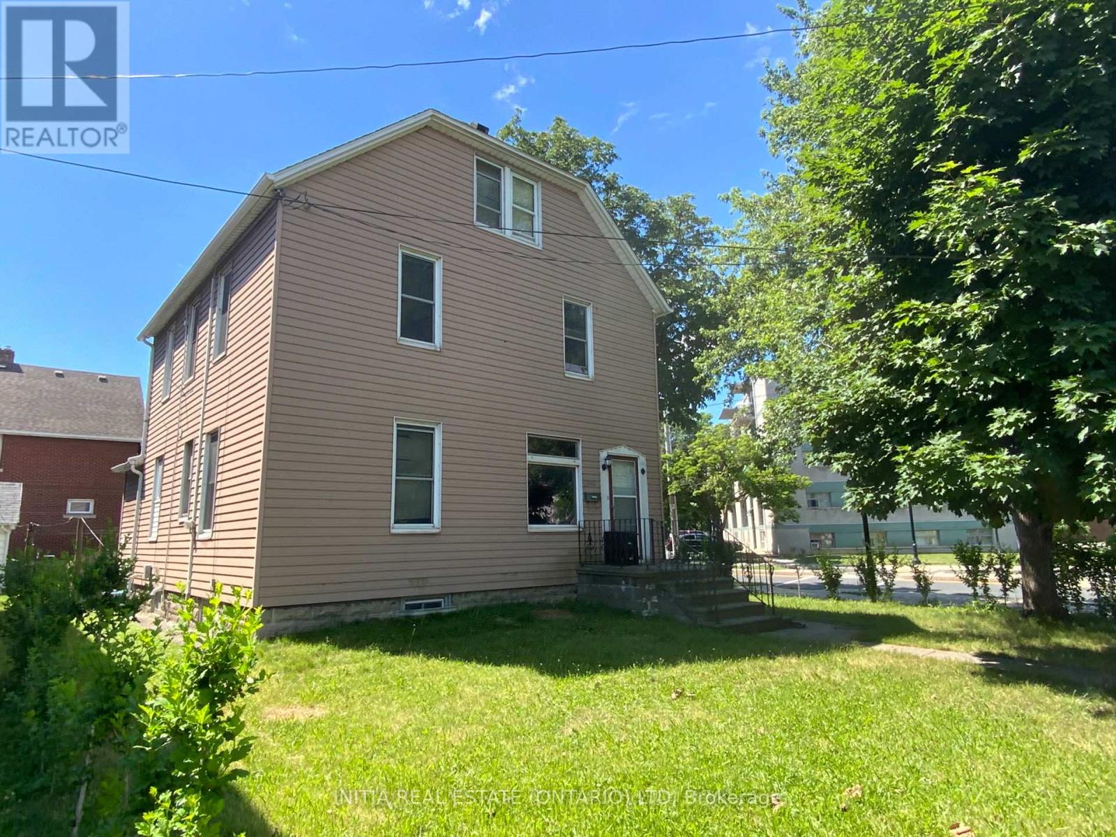 2995 University Avenue W Property Photo 8