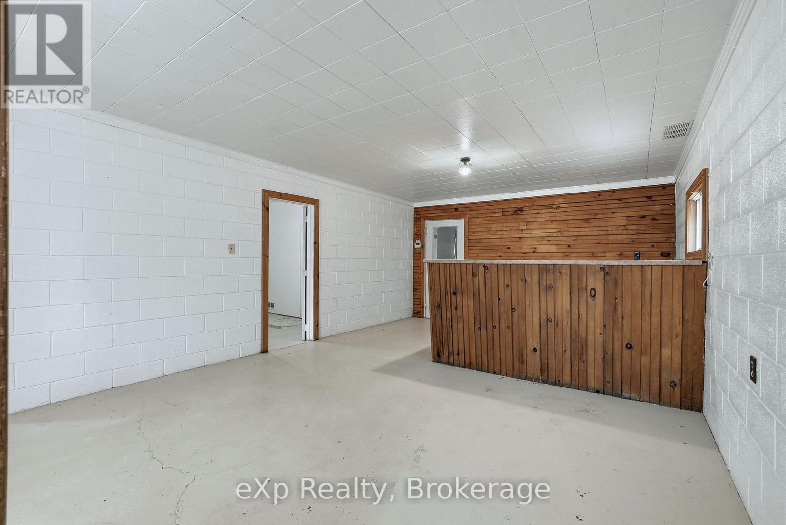 10 Queen Street N Property Photo 11