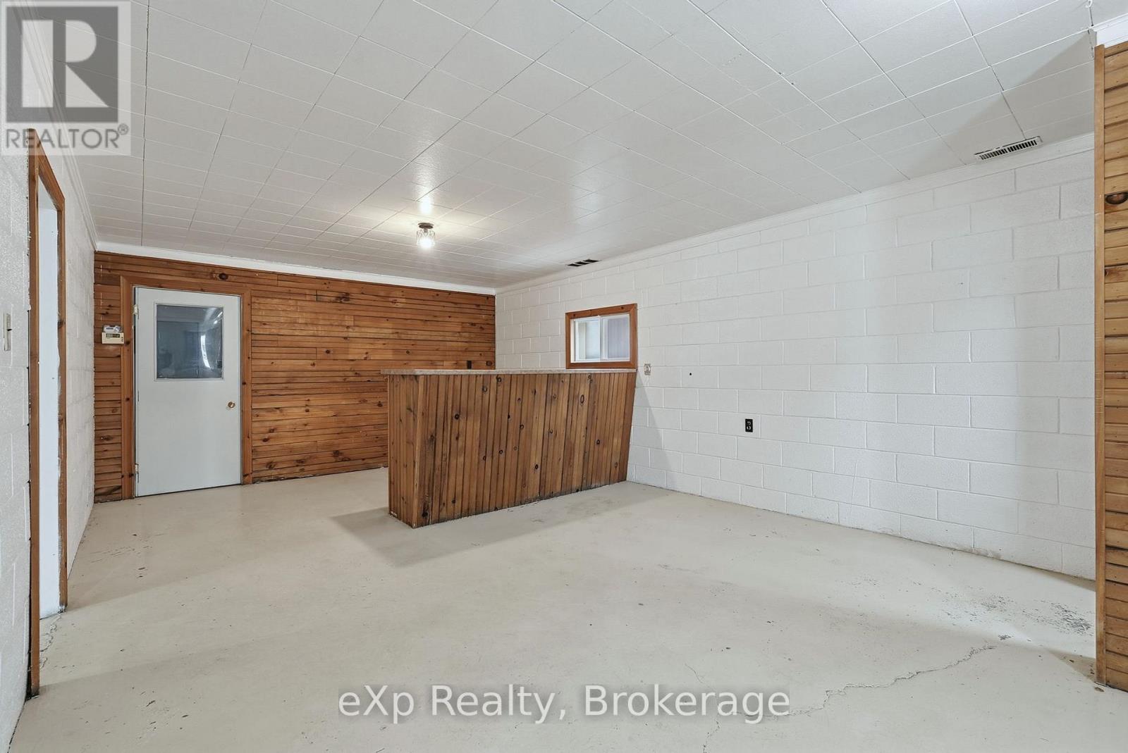 10 Queen Street N Property Photo 12