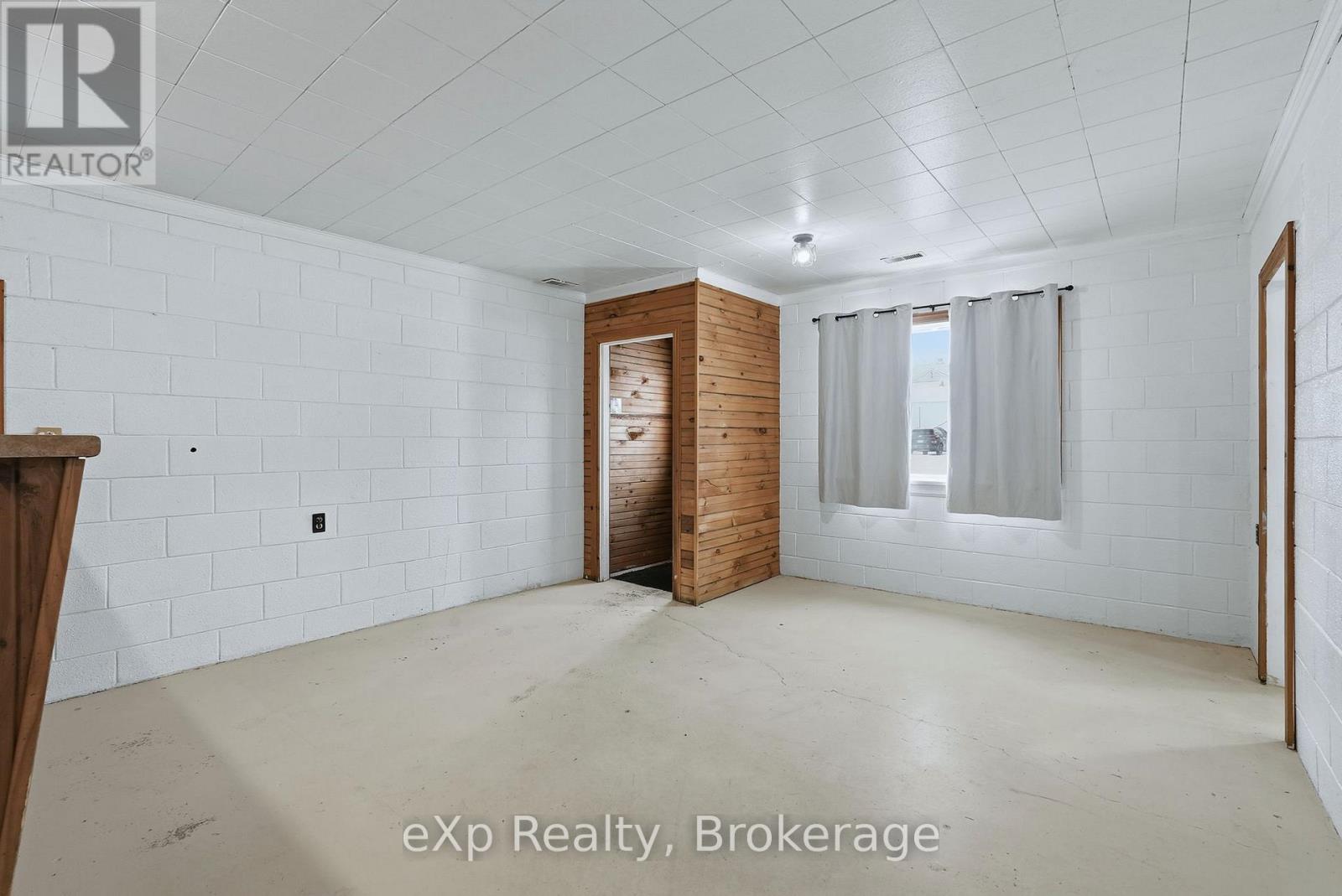 10 Queen Street N Property Photo 13
