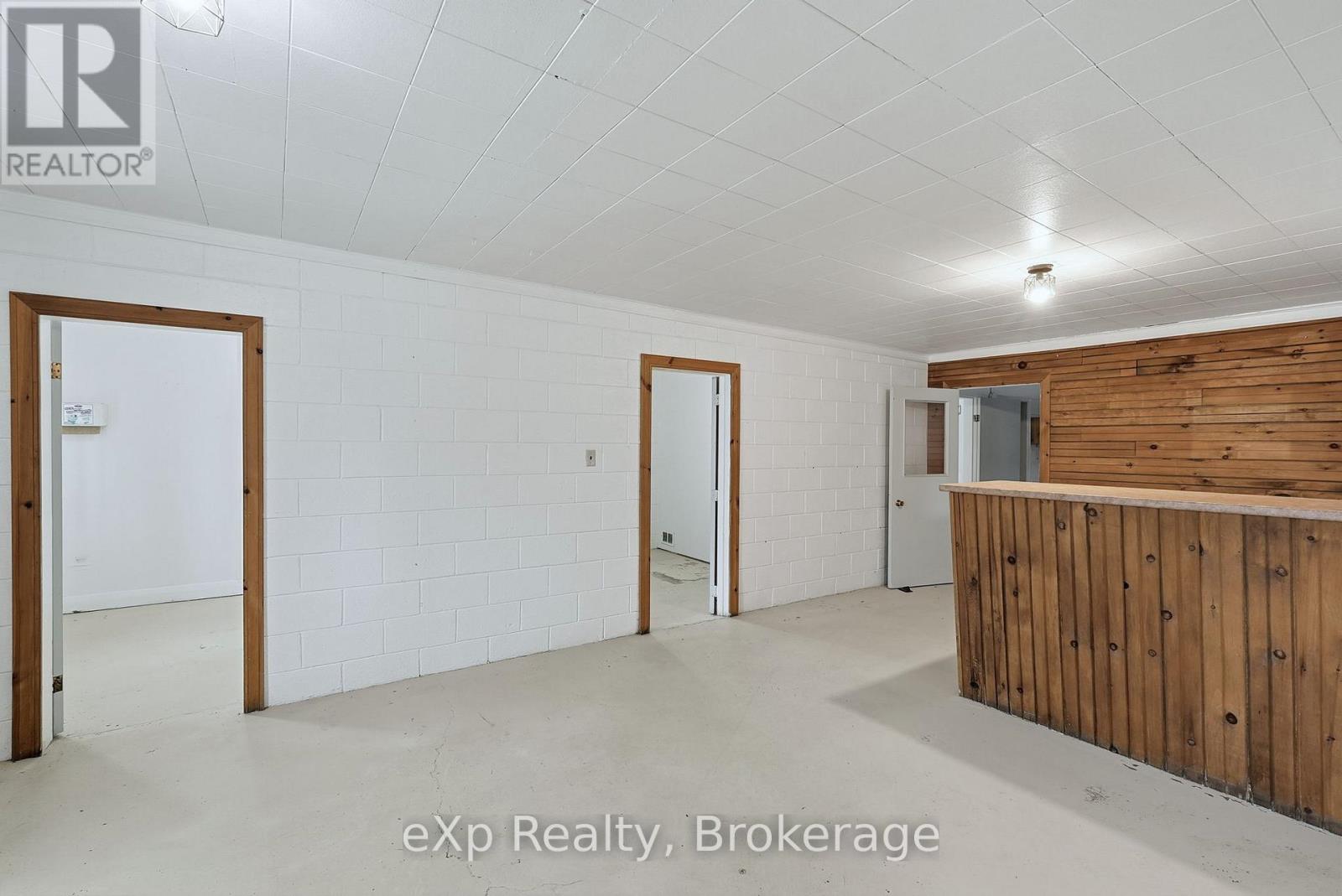 10 Queen Street N Property Photo 14
