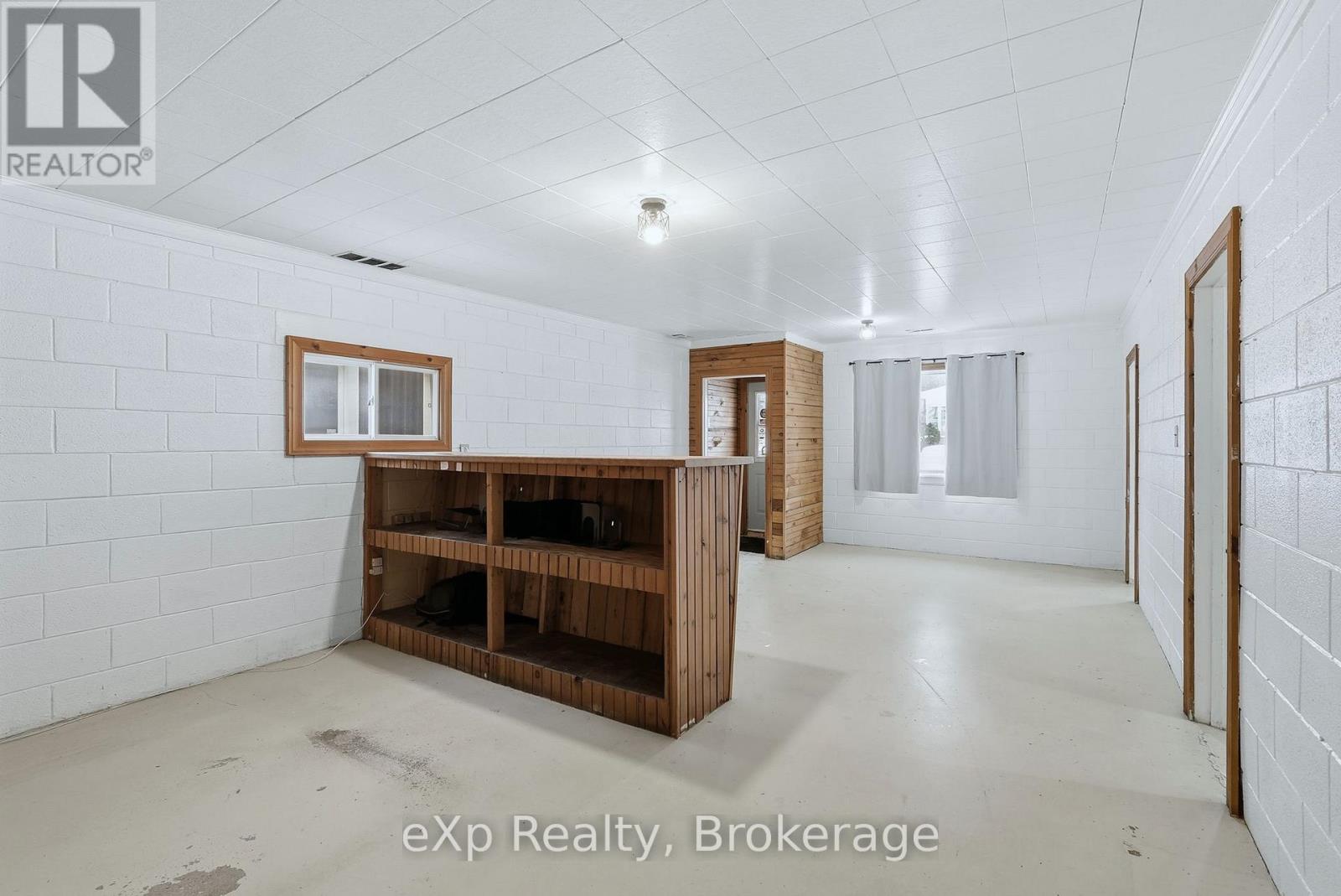 10 Queen Street N Property Photo 15