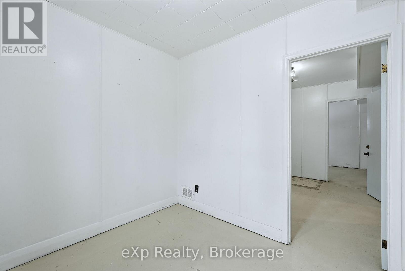 10 Queen Street N Property Photo 16