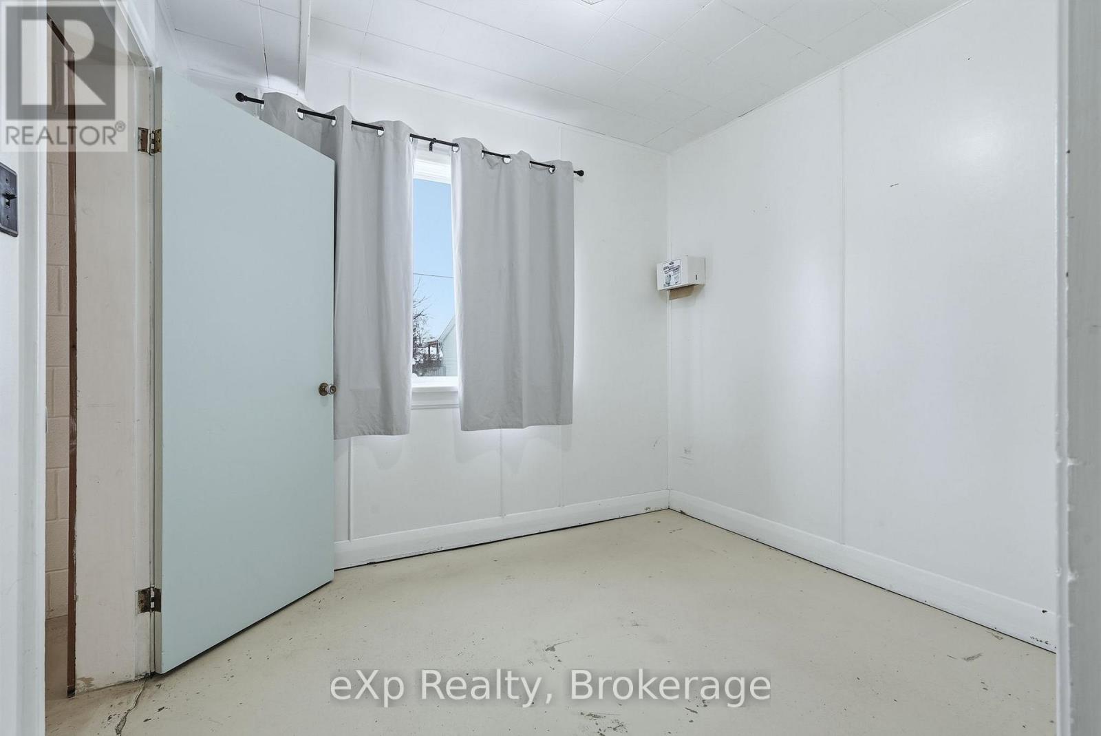 10 Queen Street N Property Photo 17