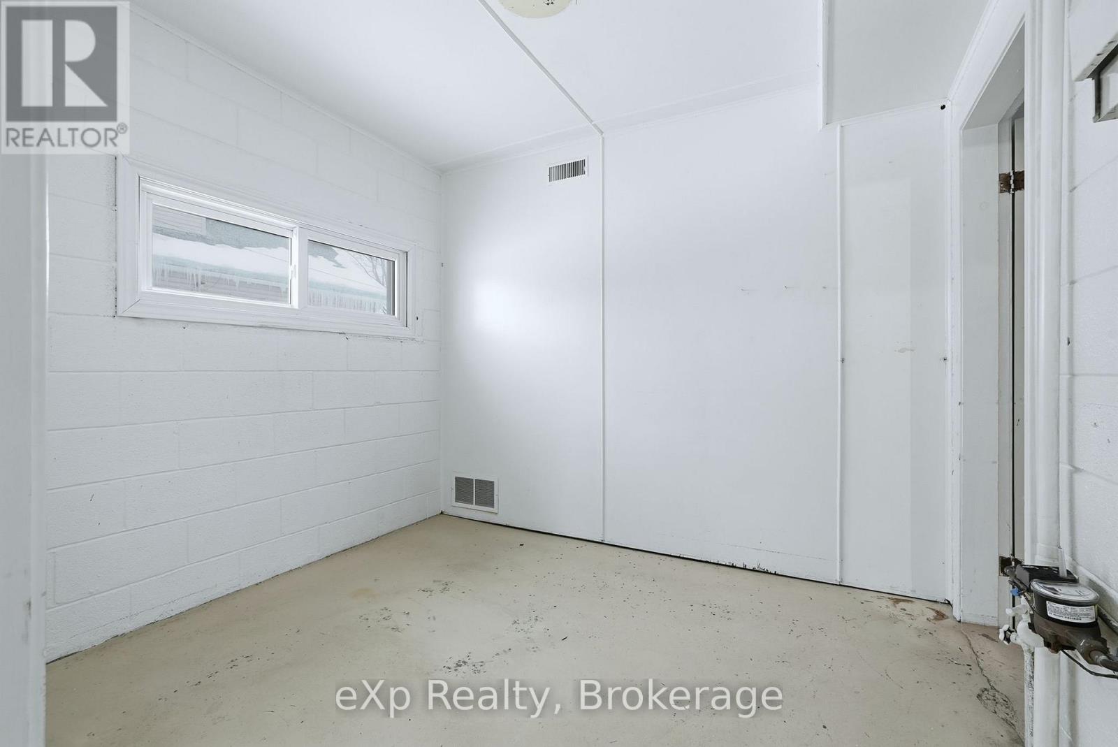 10 Queen Street N Property Photo 18