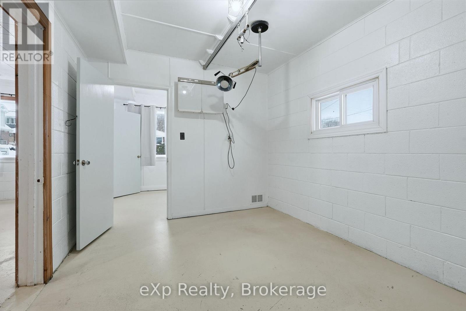 10 Queen Street N Property Photo 19