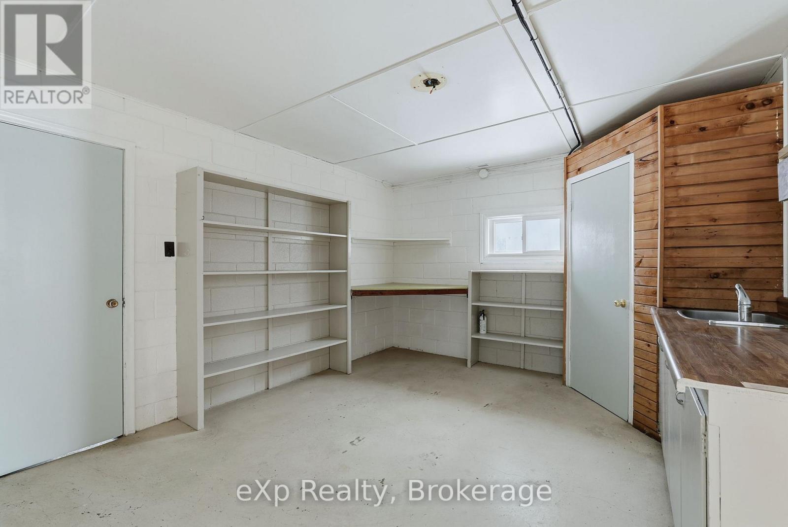 10 Queen Street N Property Photo 20