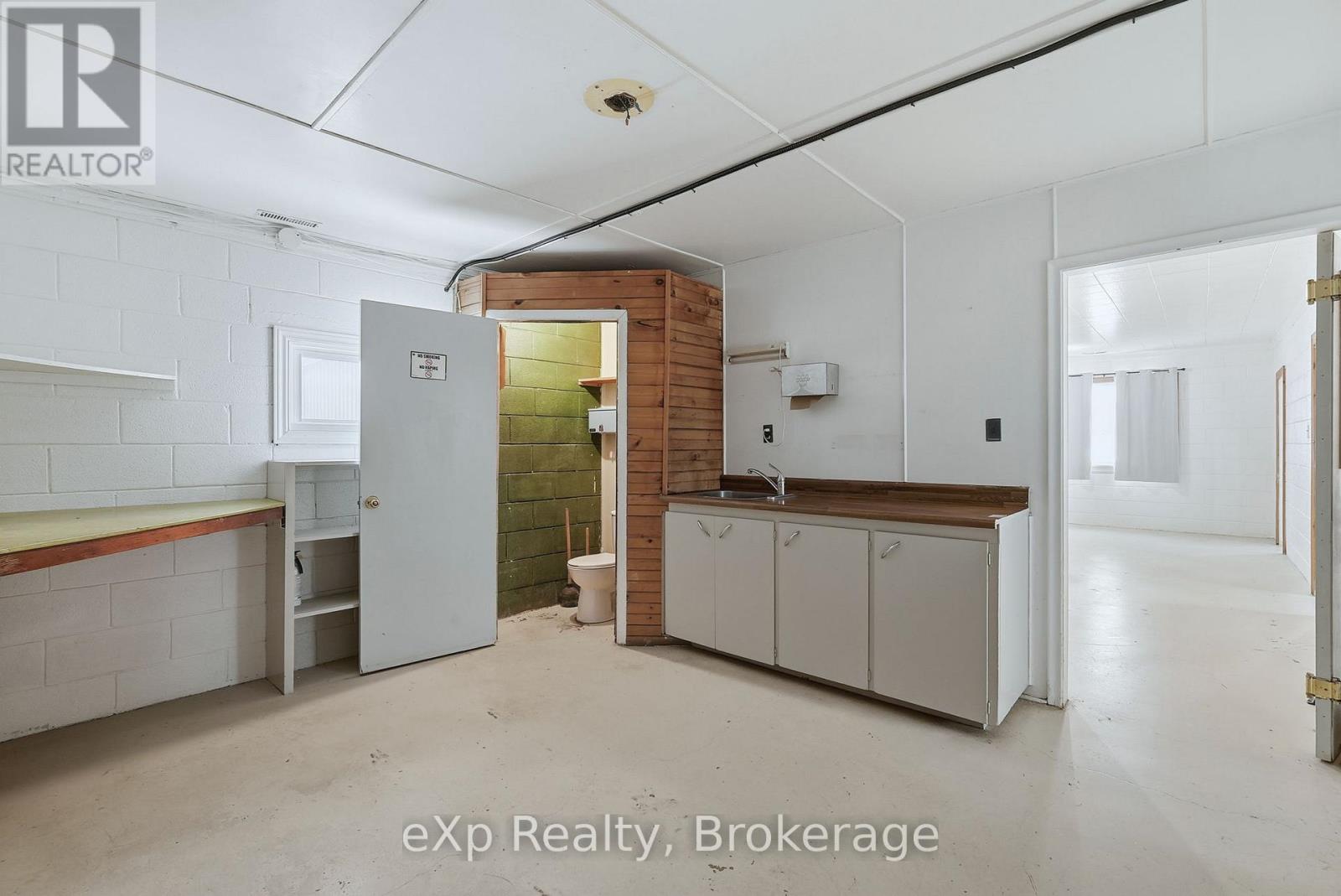 10 Queen Street N Property Photo 21