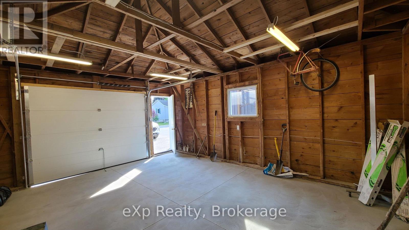 10 Queen Street N Property Photo 23