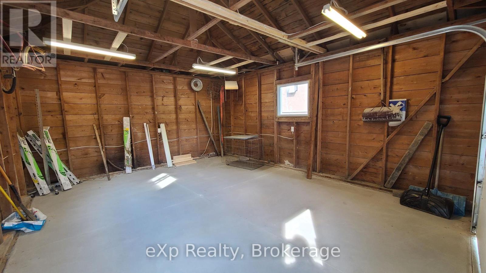 10 Queen Street N Property Photo 24