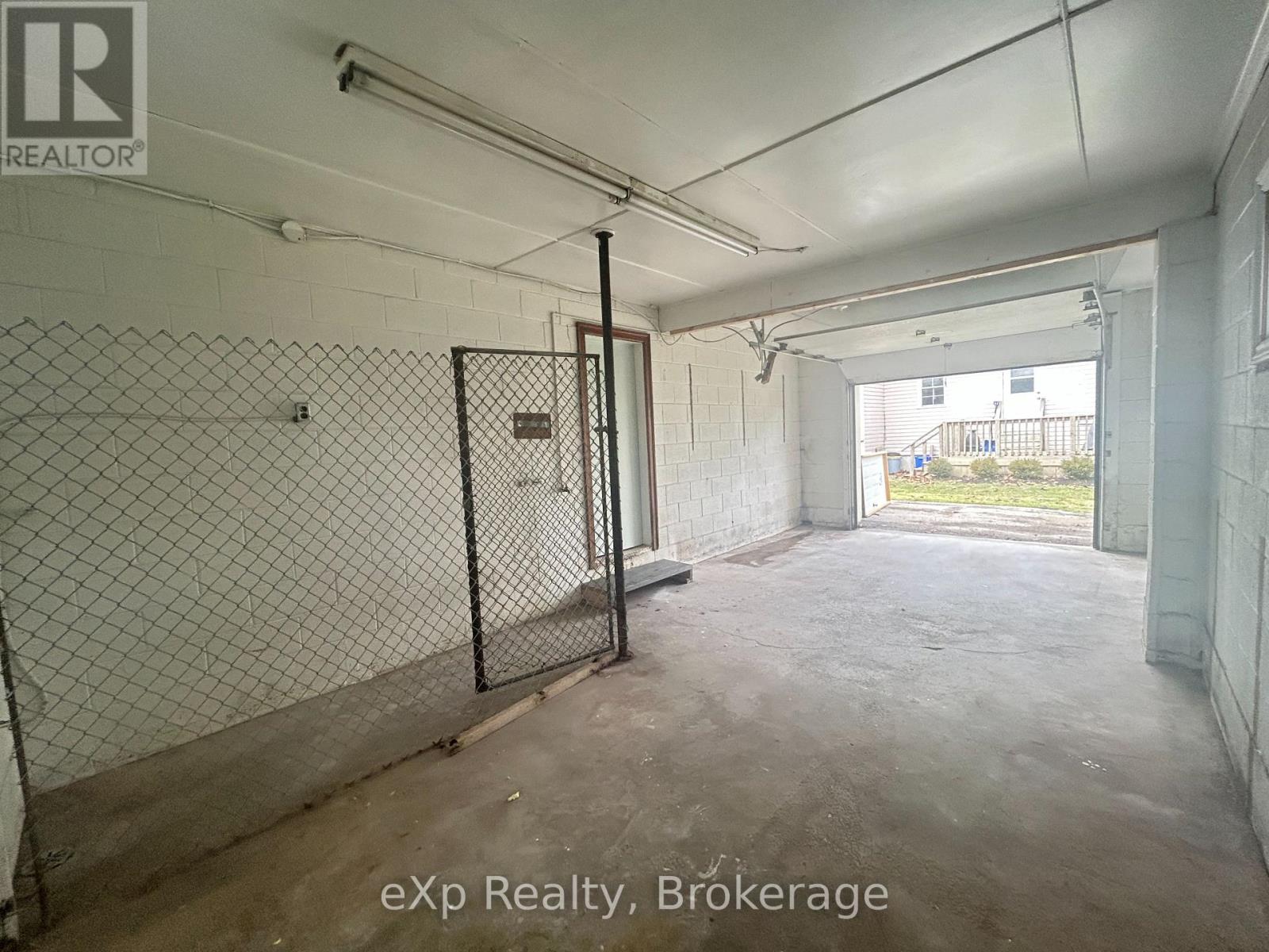 10 Queen Street N Property Photo 25