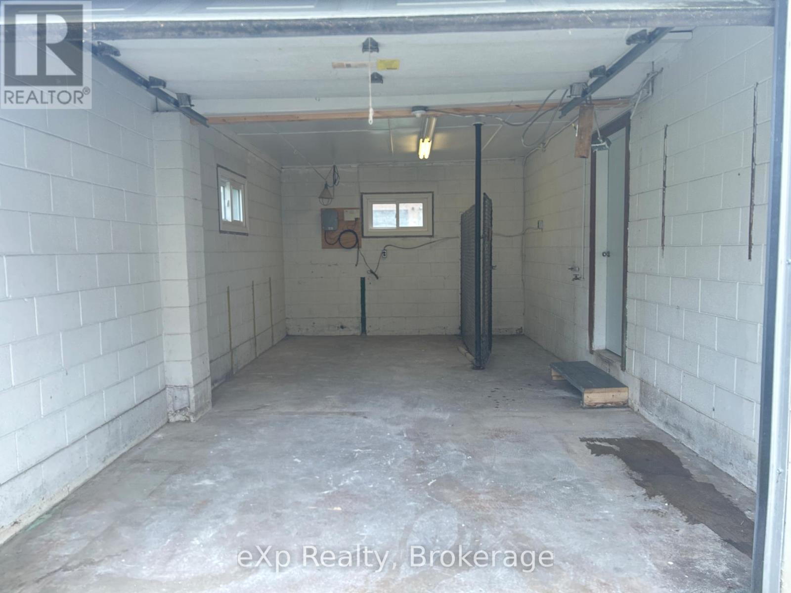 10 Queen Street N Property Photo 27