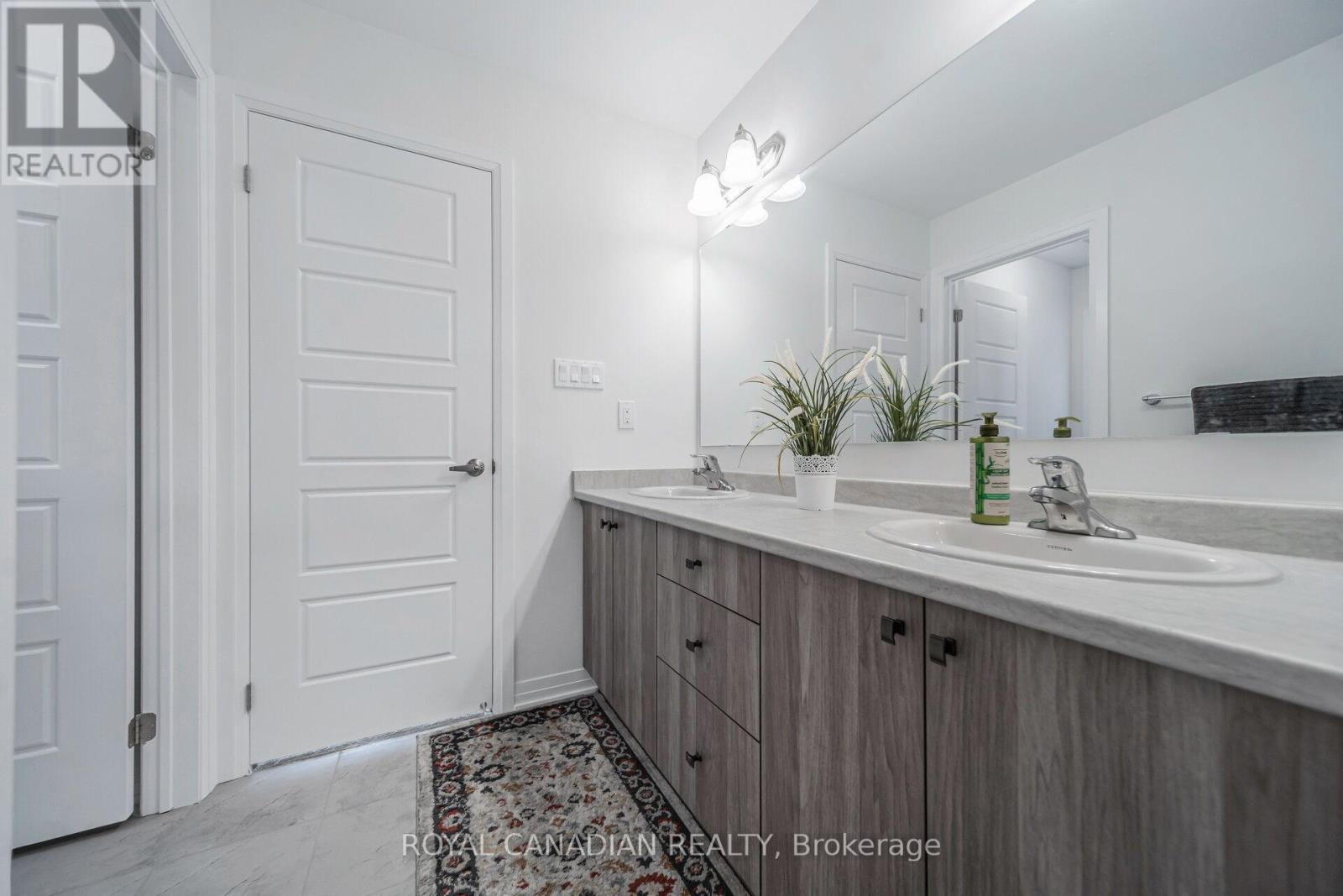 87 Soules Square Property Photo 31