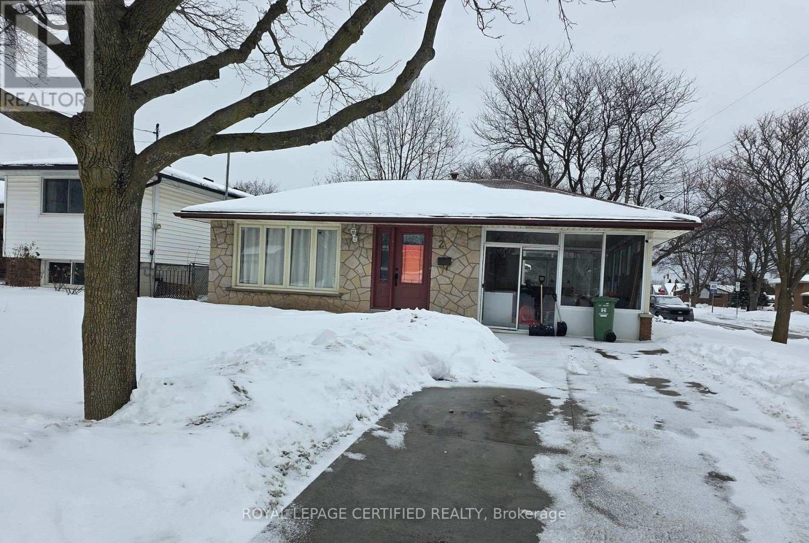 2 RIDEAU CRESCENT Property Photo 1