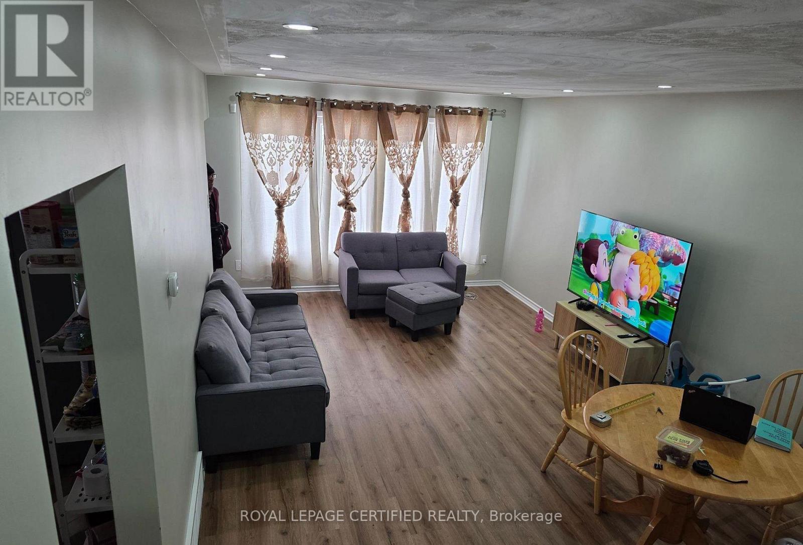 2 Rideau Crescent Property Photo 4