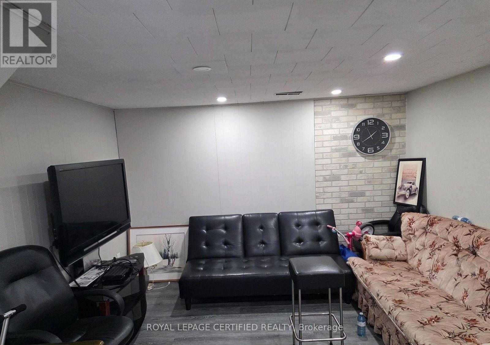 2 Rideau Crescent Property Photo 12