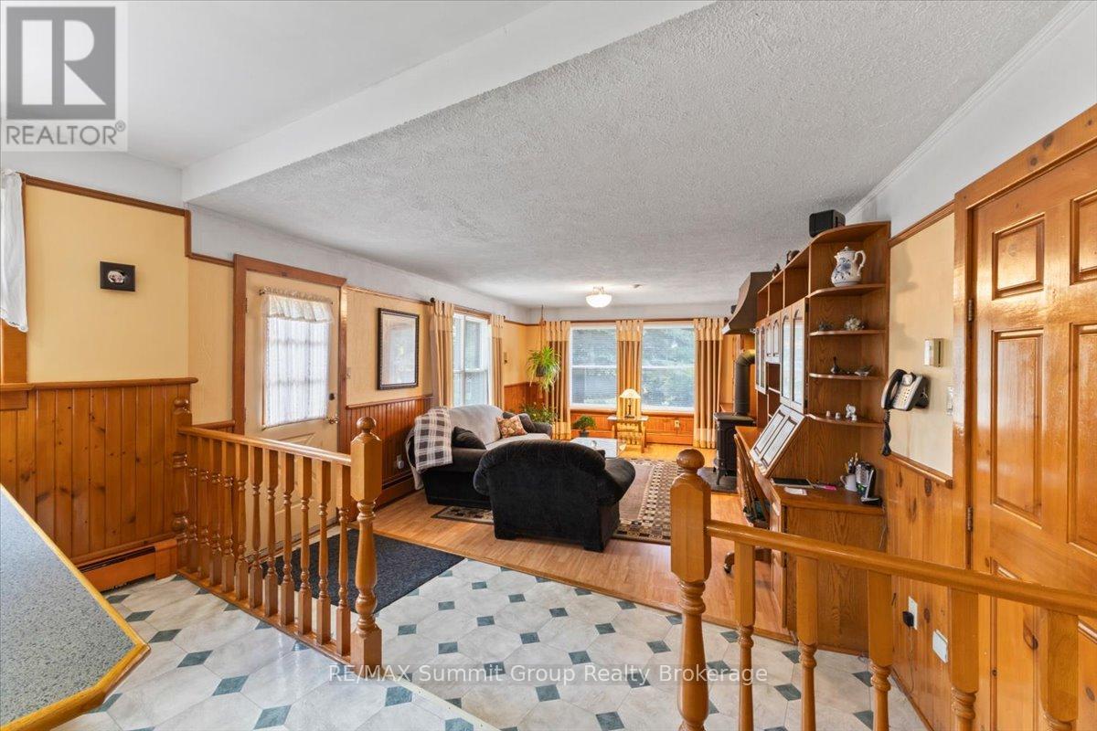 774549 Highway 10 Property Photo 5