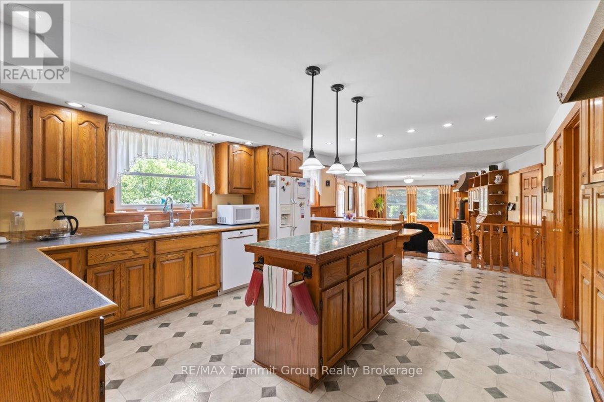 774549 Highway 10 Property Photo 6