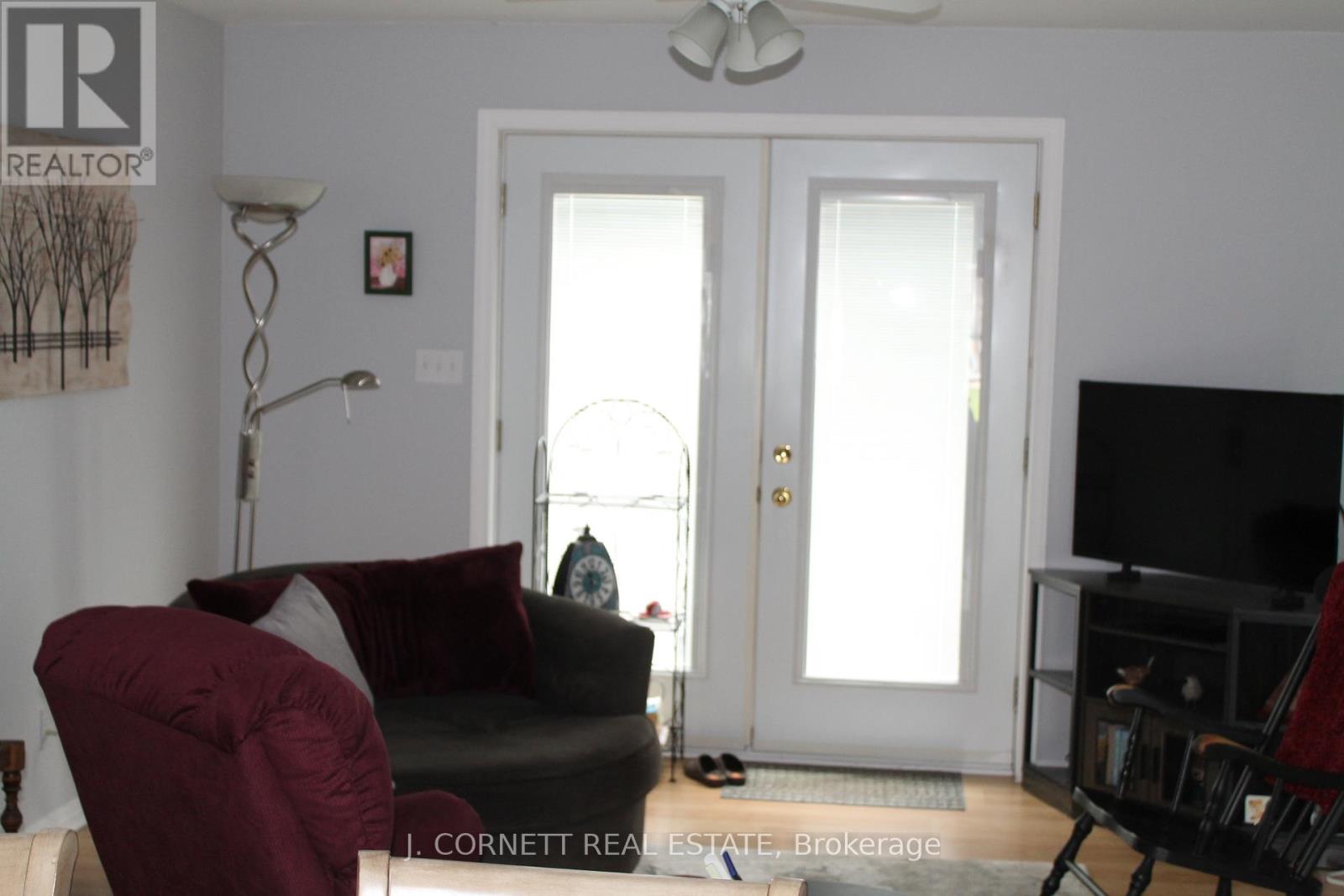 4 - 3 Maple Street N Property Photo 8