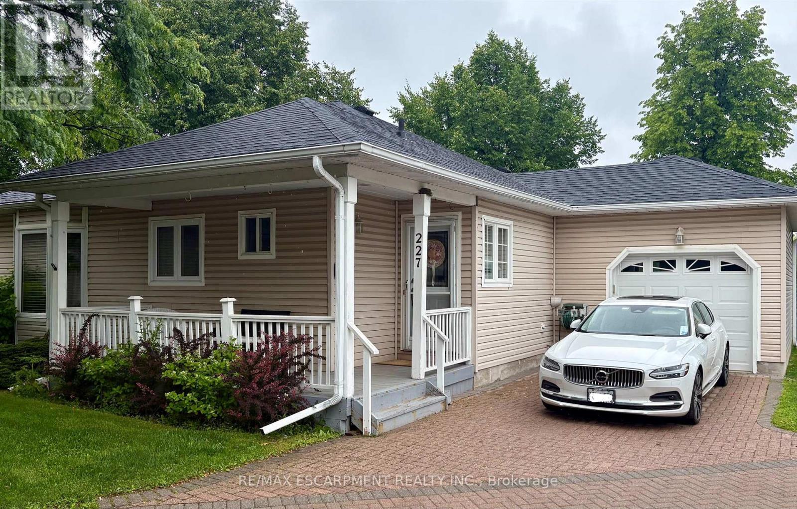227 SILVERBIRCH BOULEVARD Property Photo 1