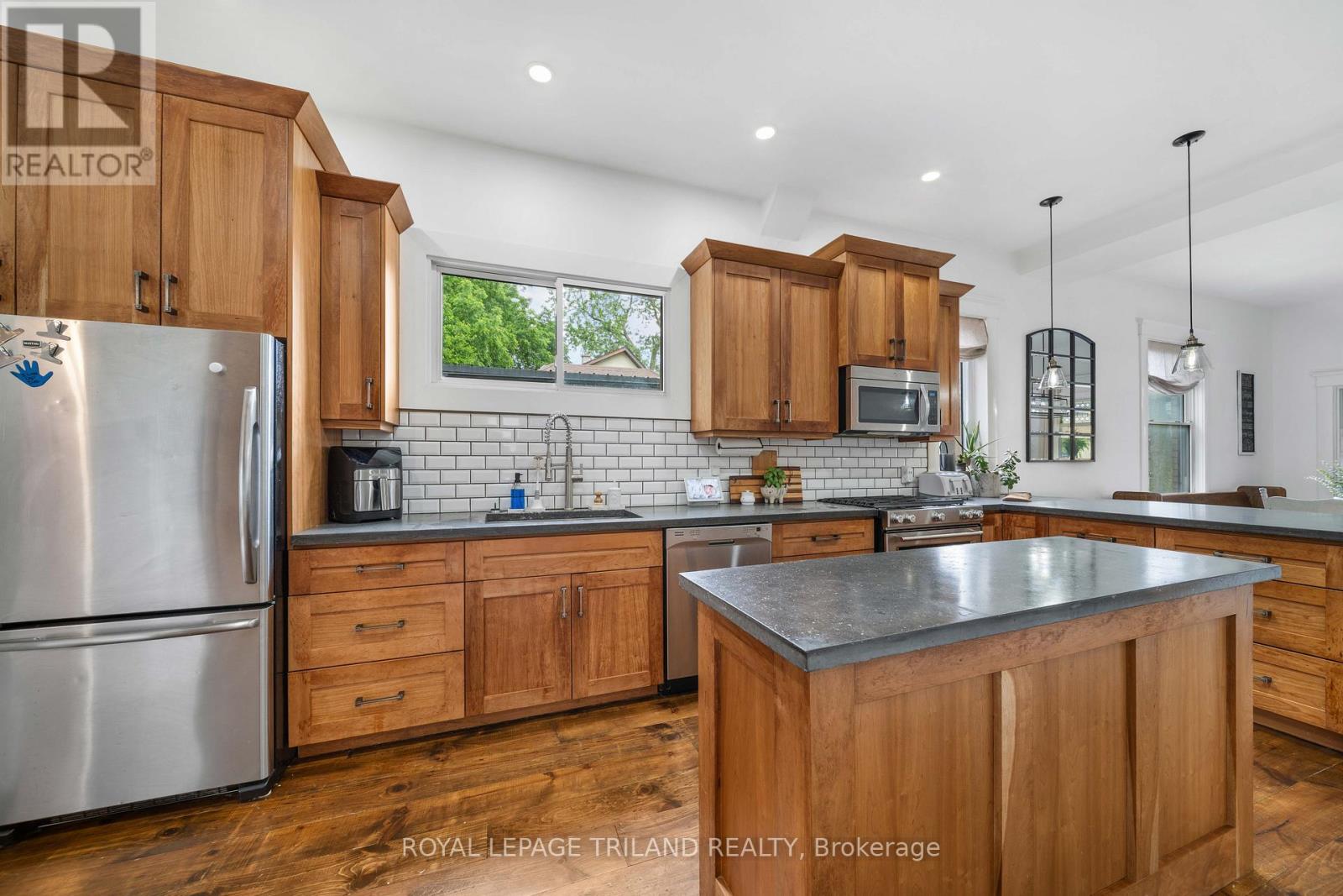 946 Dufferin Avenue Property Photo 7