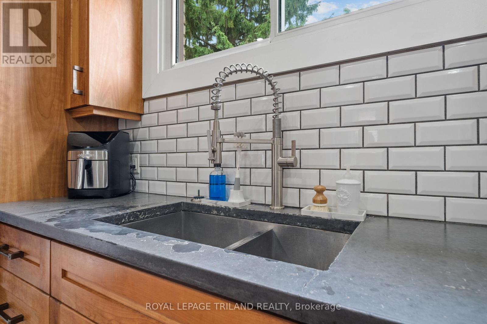 946 Dufferin Avenue Property Photo 8