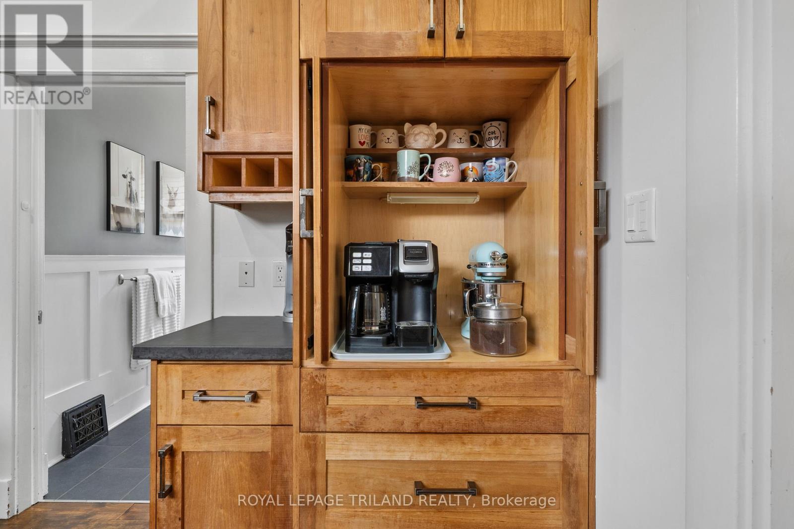 946 Dufferin Avenue Property Photo 10