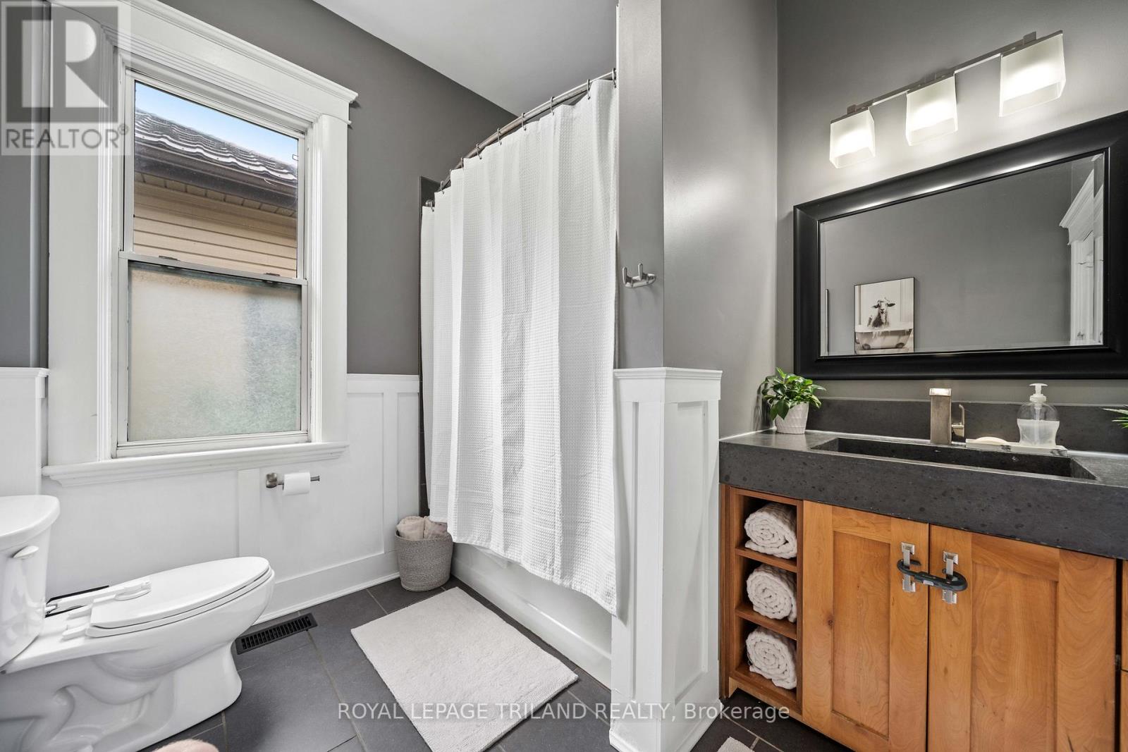 946 Dufferin Avenue Property Photo 13