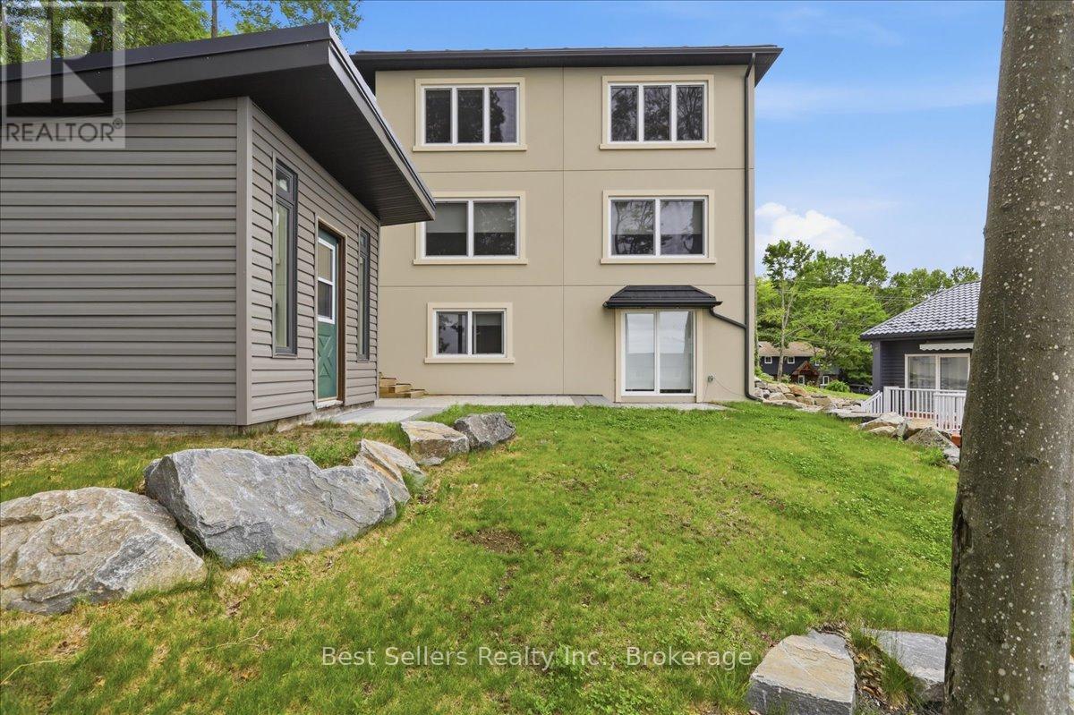 54 Florence Street W Property Photo 4