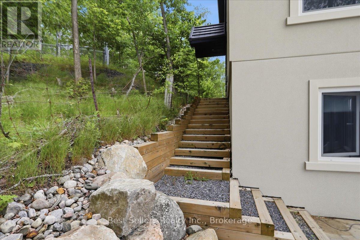 54 Florence Street W Property Photo 5