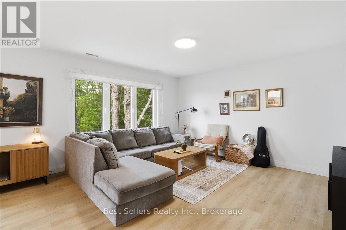 54 Florence Street W Property Photo 6