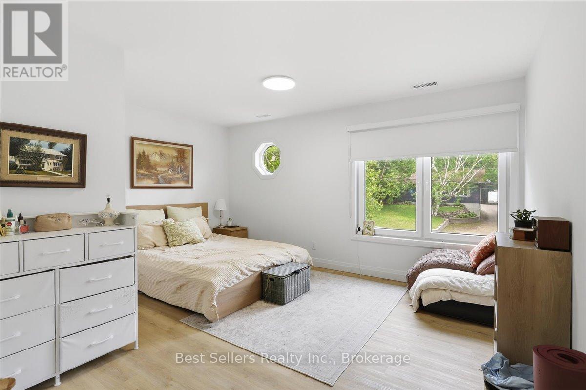 54 Florence Street W Property Photo 12
