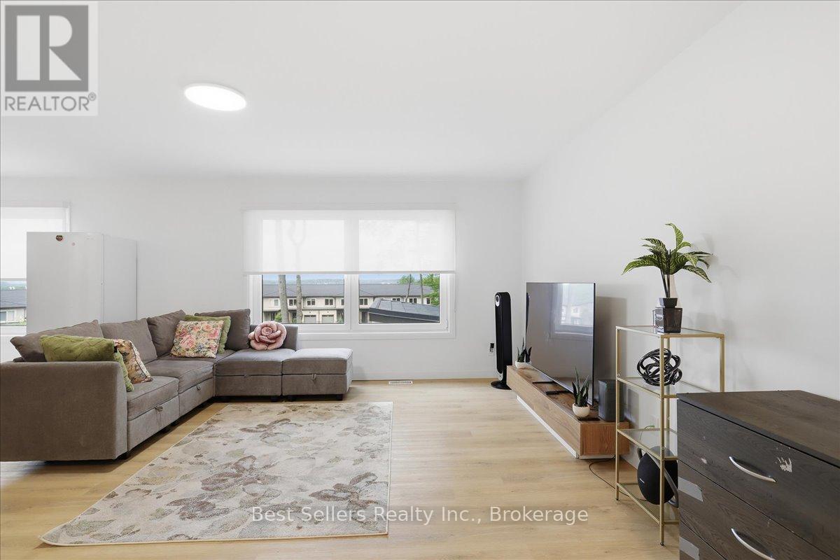54 Florence Street W Property Photo 13