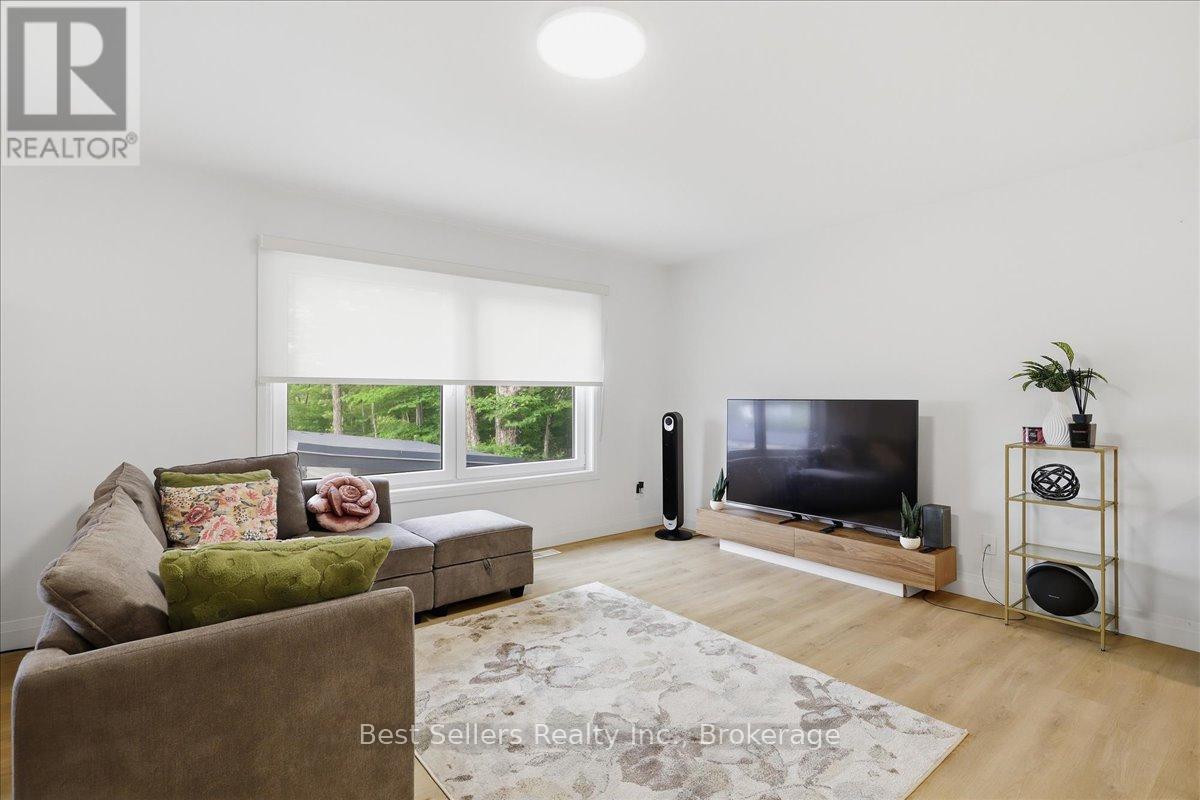 54 Florence Street W Property Photo 14