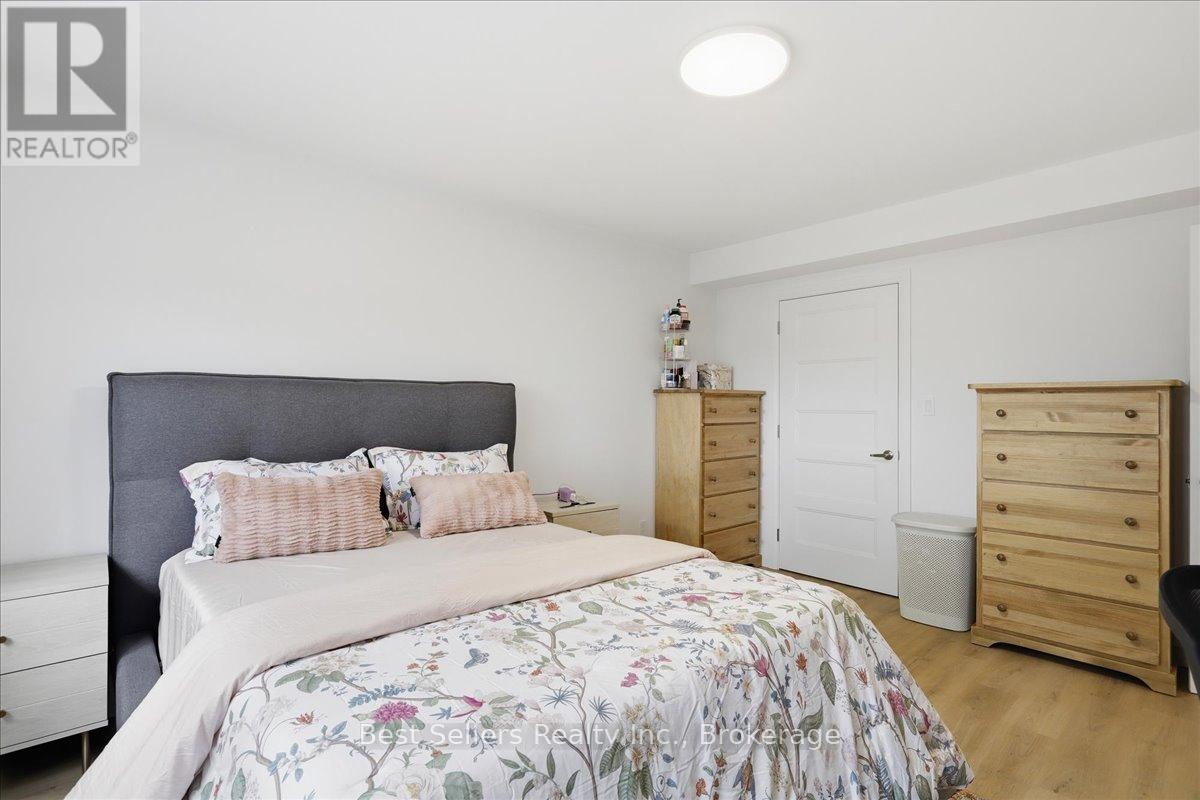 54 Florence Street W Property Photo 17