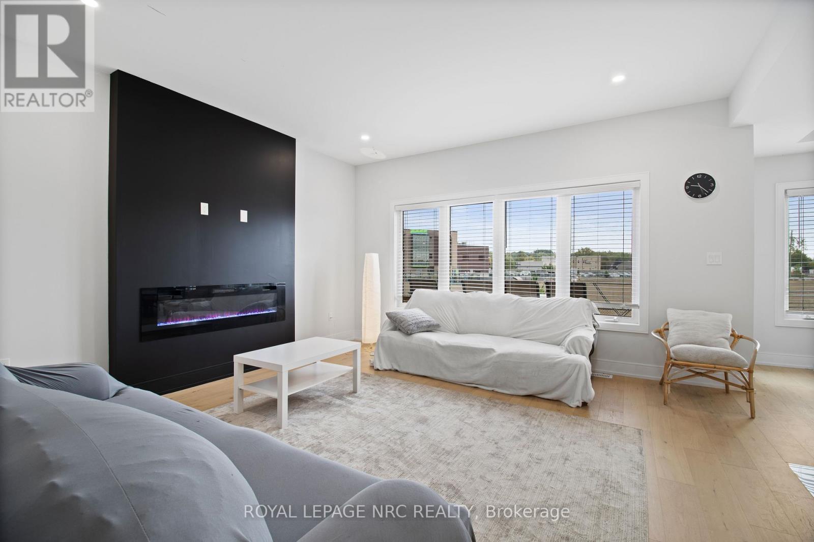 7384 Splendour Drive Property Photo 8