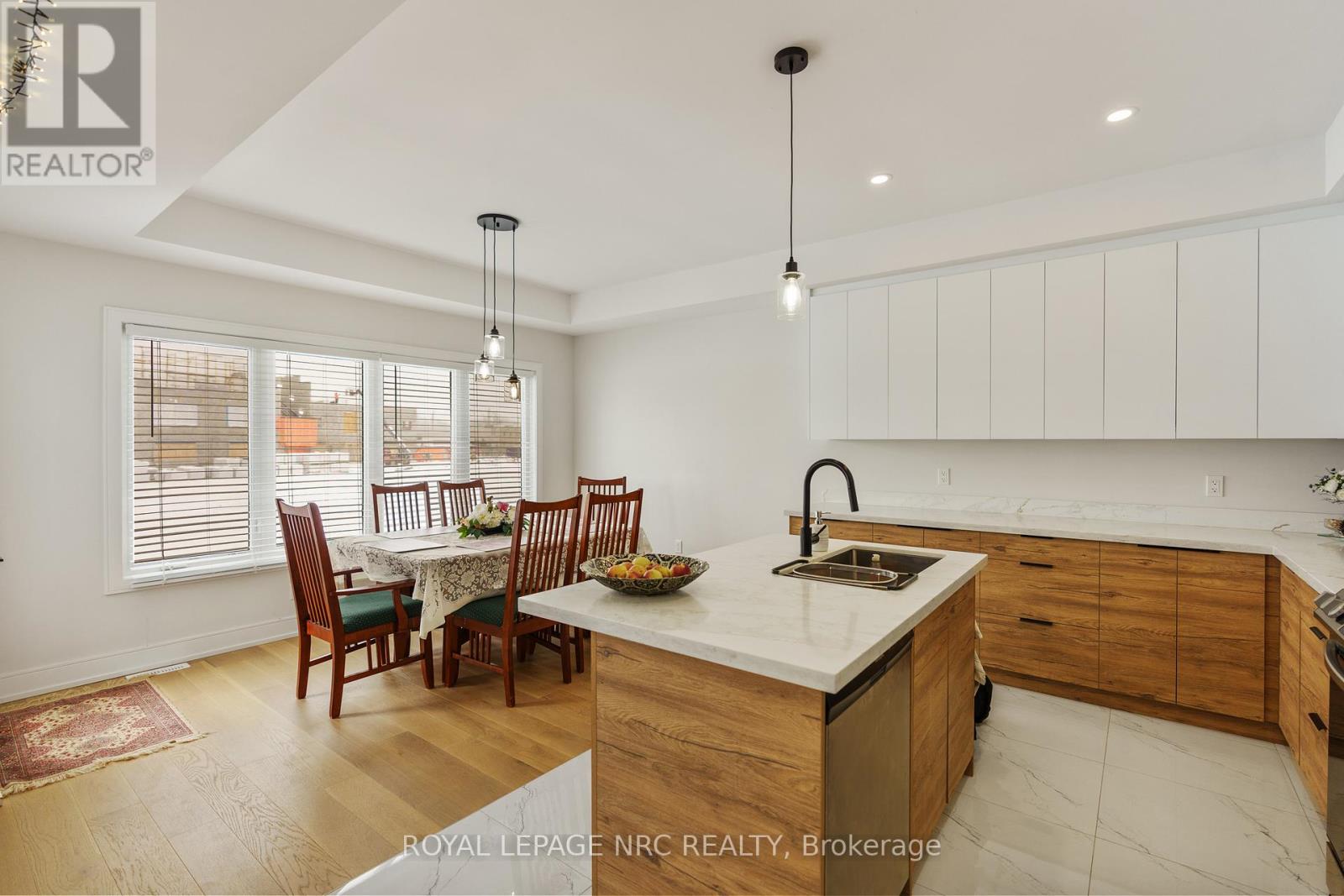 7384 Splendour Drive Property Photo 11