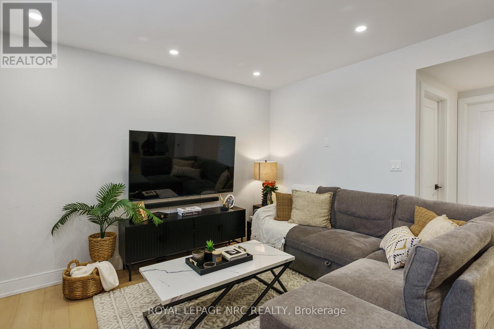 7384 Splendour Drive Property Photo 25