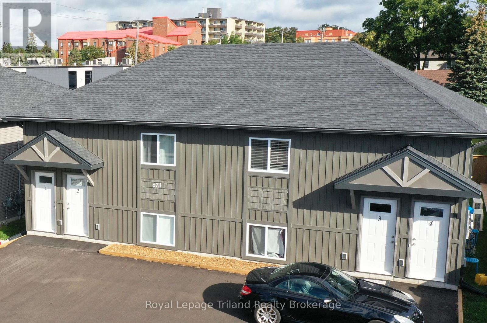 2 - 673 ADELAIDE STREET