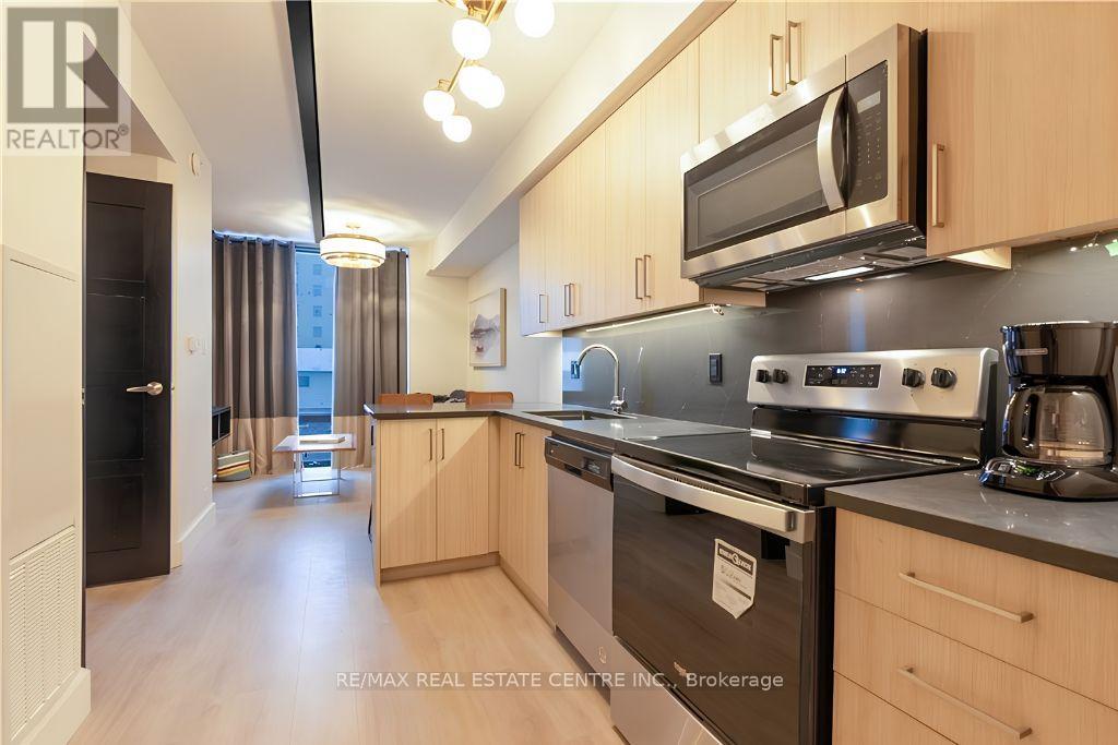 611 - 145 Columbia Street W Property Photo 6