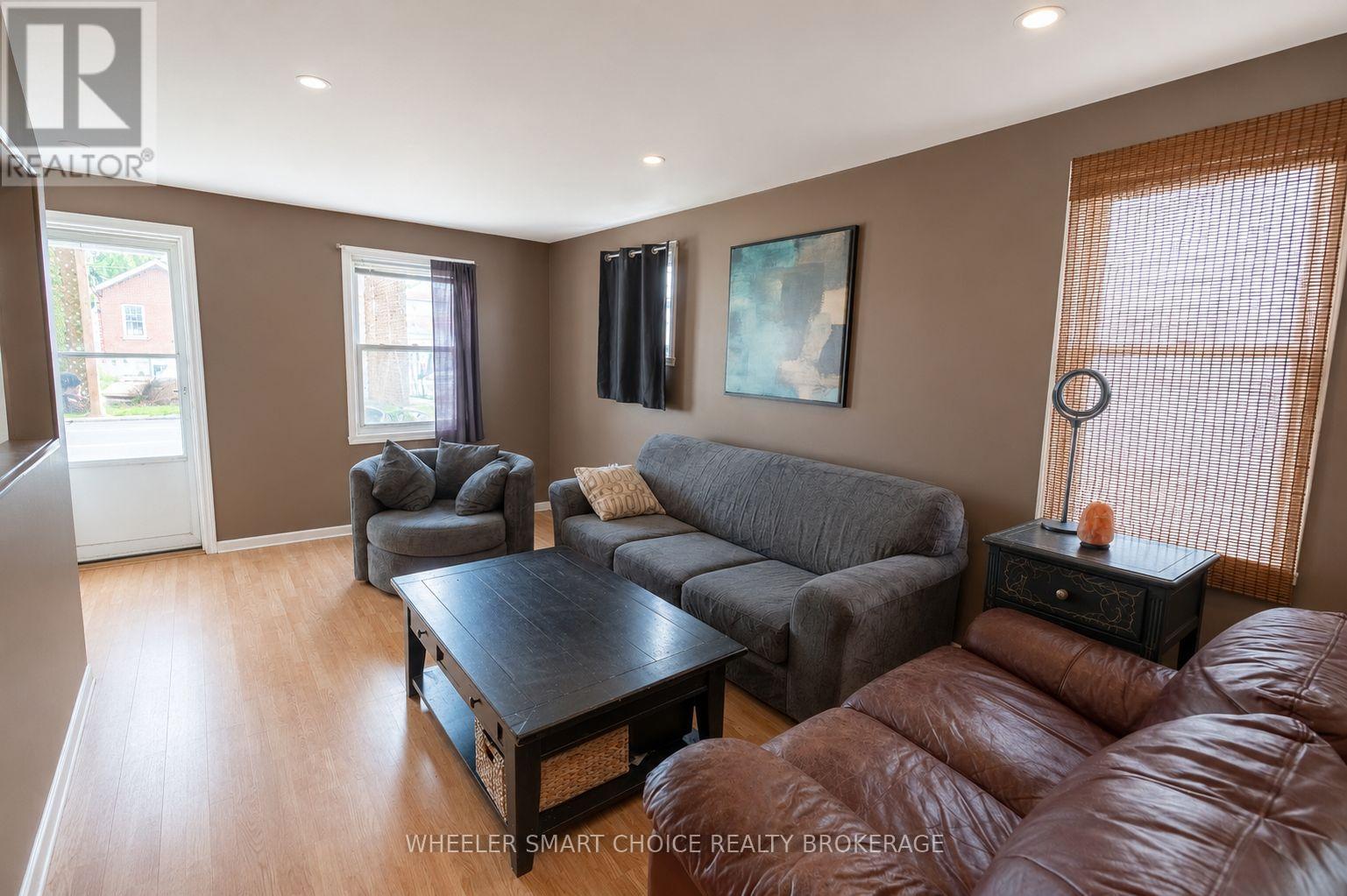 434-436 5th Street E Property Photo 5