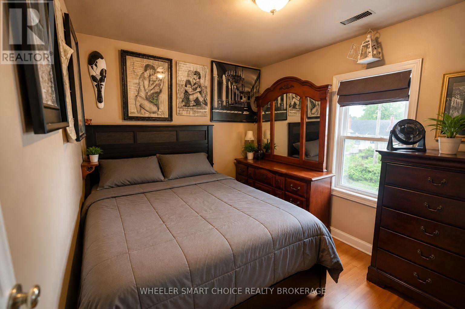 434-436 5th Street E Property Photo 9
