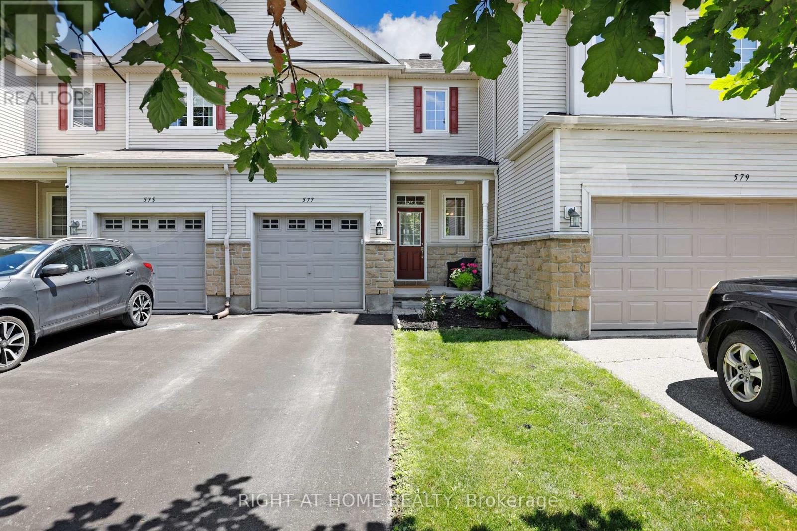 577 Ashbourne Crescent Property Photo 3