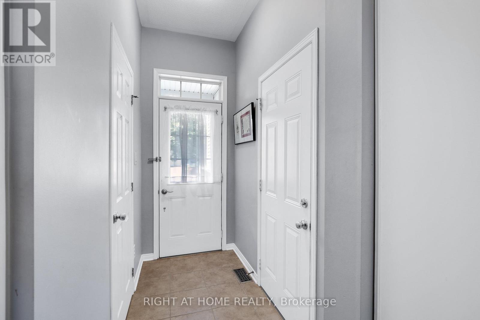 577 Ashbourne Crescent Property Photo 4