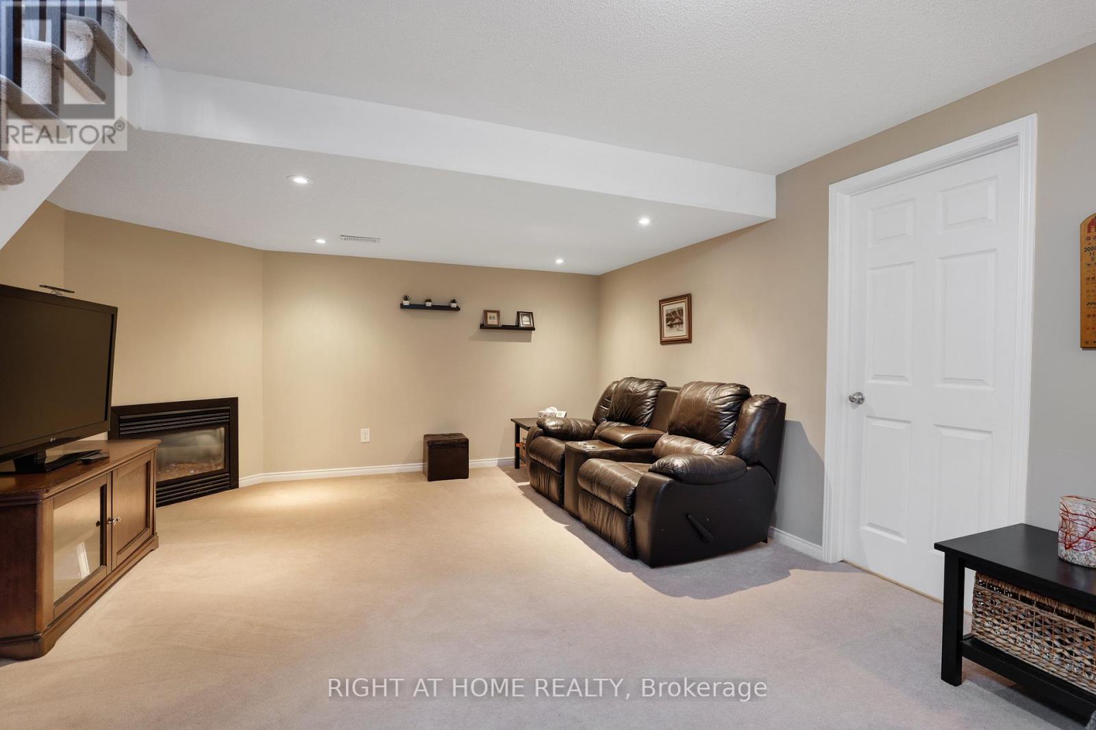 577 Ashbourne Crescent Property Photo 22