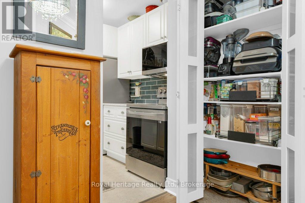 203 - 9 Centre Street Property Photo 12