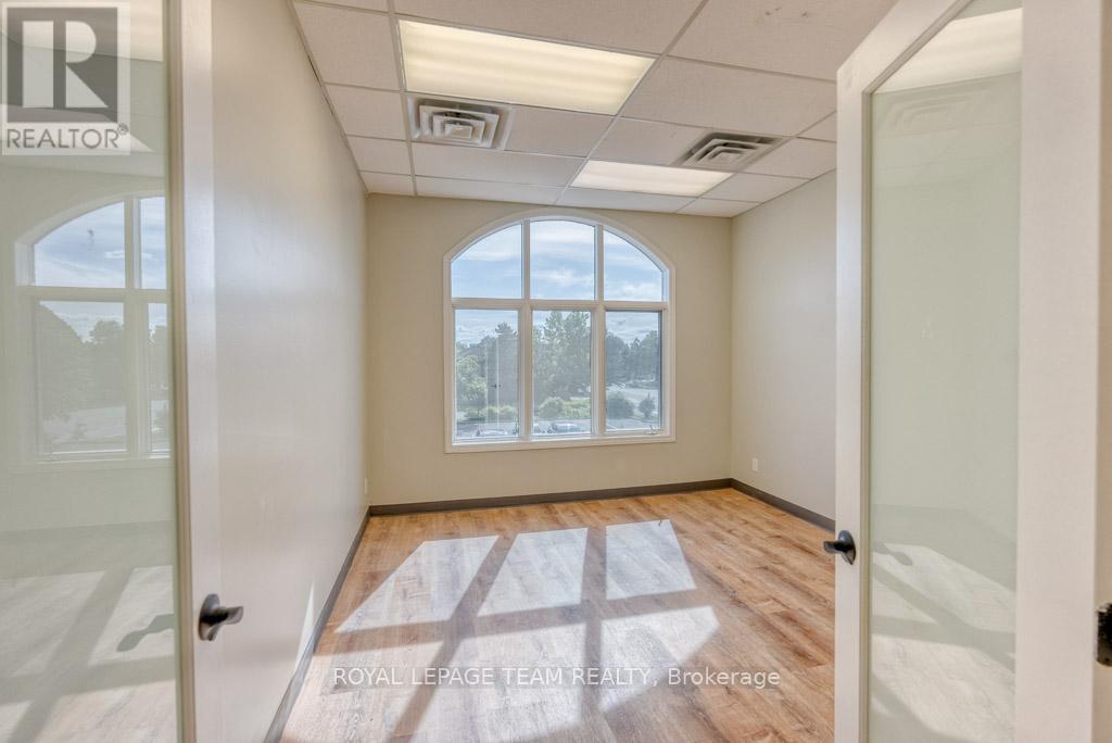84 Centrepointe Drive Property Photo 14