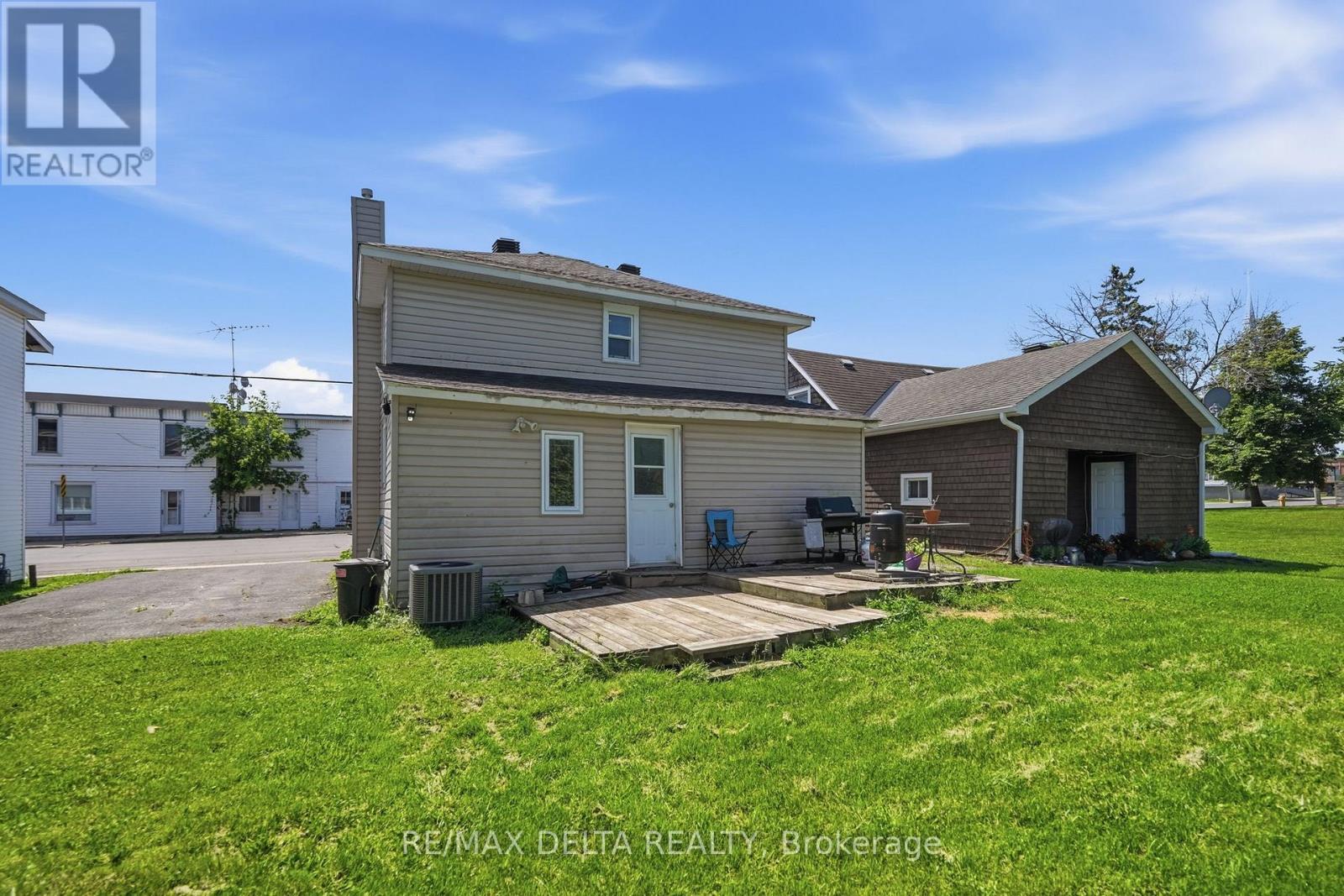 49 Lochiel Street E Property Photo 3