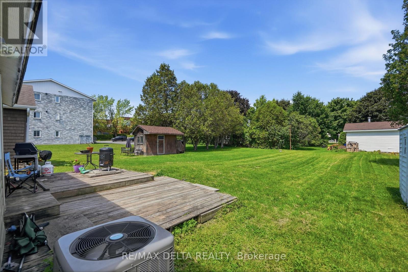 49 Lochiel Street E Property Photo 4