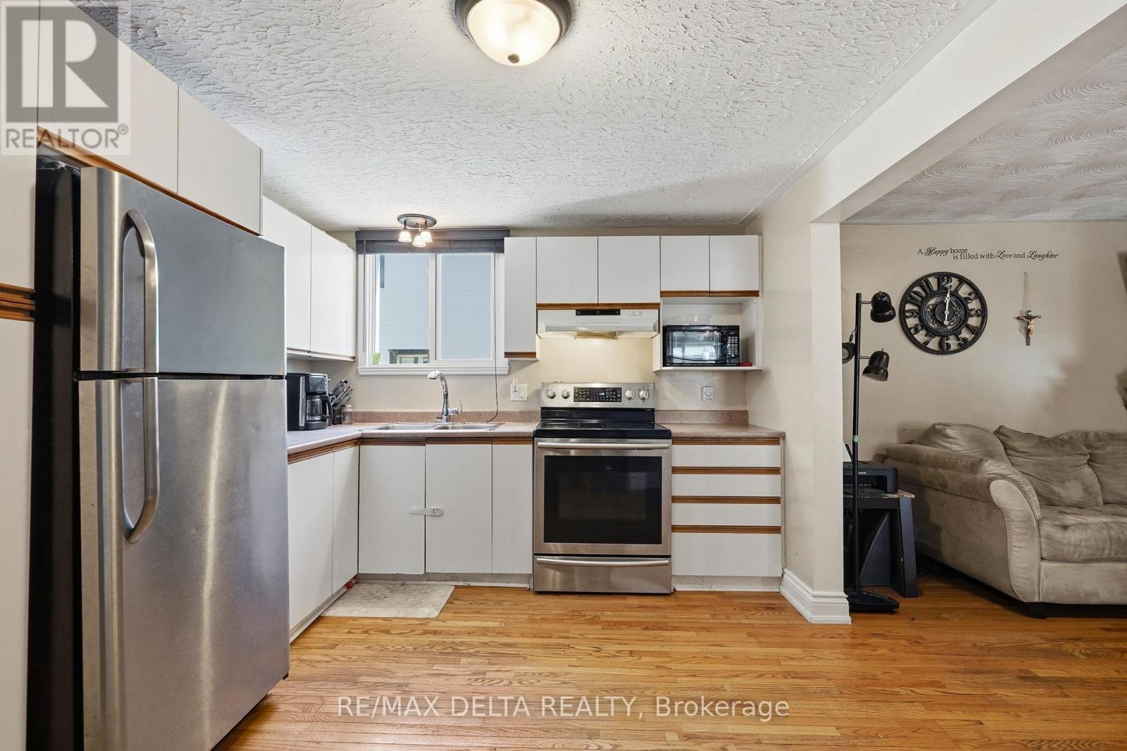 49 Lochiel Street E Property Photo 9